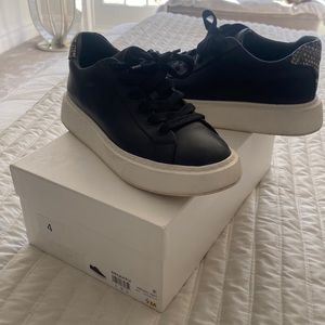 Vince Rhea Black Leather Sneakers. Size 9